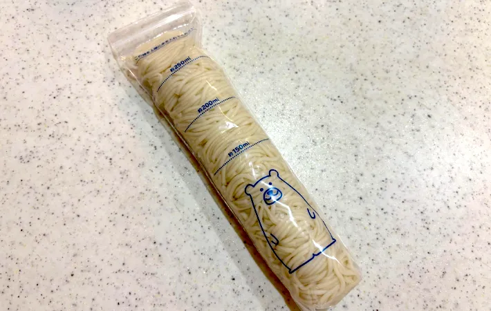 そうめんをたっぷりつめた氷棒の画像（撮影：エニママ）