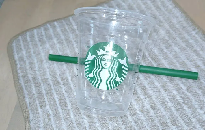 中身が空のスタバカップの画像（撮影:エニママ）