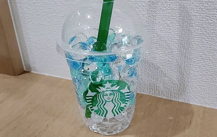 スタバカップに消臭ビーズを入れた画像（撮影:エニママ）