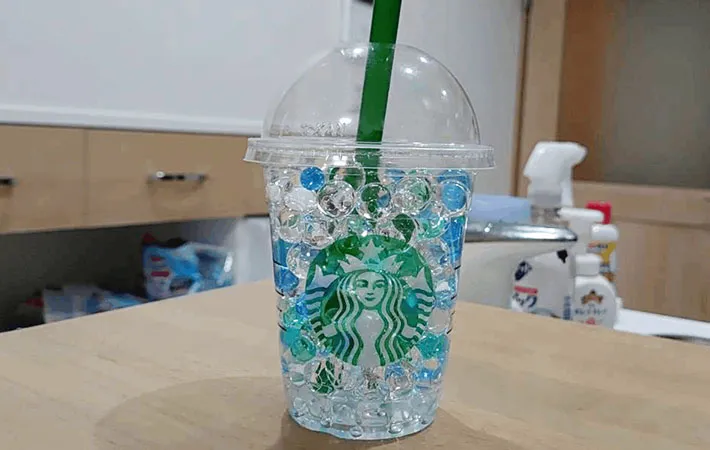 カップをキッチンカウンターに置いた画像（撮影:エニママ）