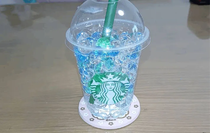 カップをリビングの棚に置いた画像（撮影:エニママ）
