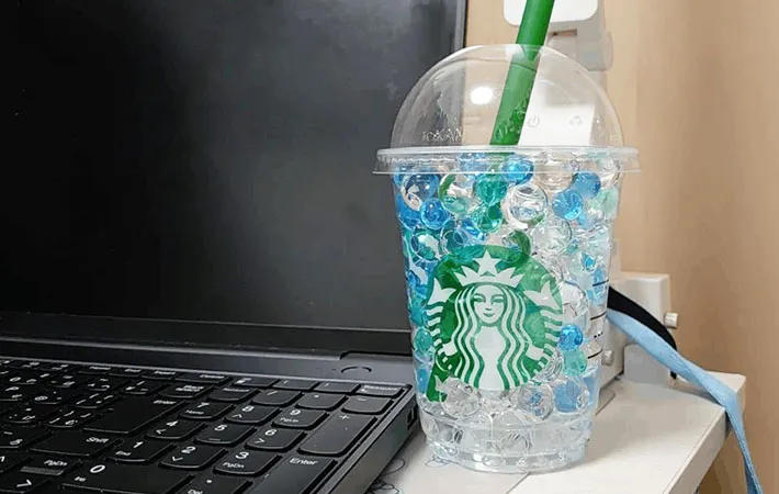 仕事中のデスクの上に置いた画像（撮影:エニママ）