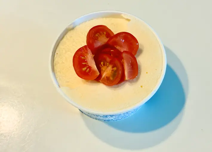 トマトをのせたアイスの画像（撮影：エニママ）