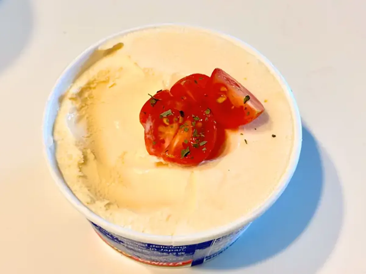 アイスにトマトをトッピング