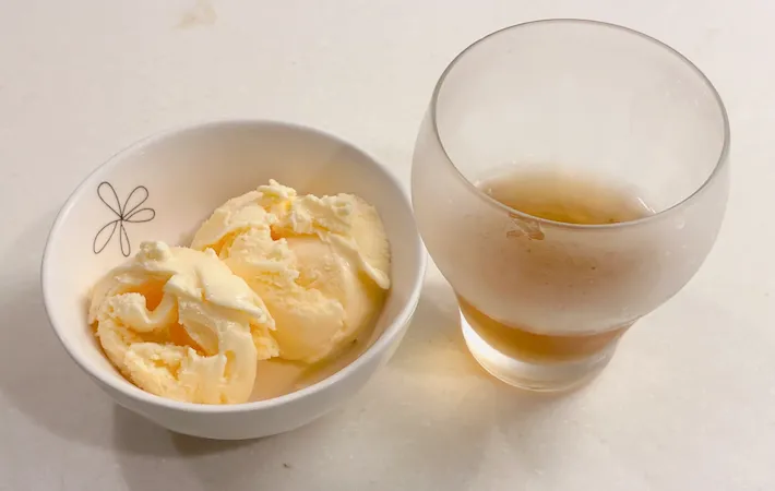 『明治 エッセル スーパーカップ』と麦茶の画像（撮影：エニママ）