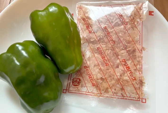 ピーマンとかつおぶしの画像（撮影：エニママ）