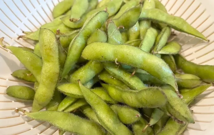 ザルで枝豆の水気を切る画像（撮影：エニママ）