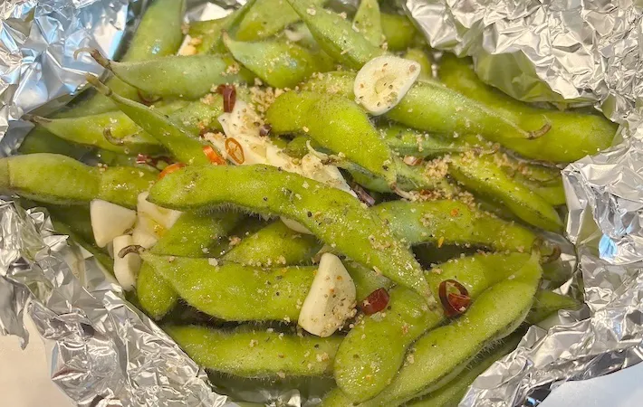枝豆に、にんにく、唐辛子、調味料をかけた画像（撮影：エニママ）