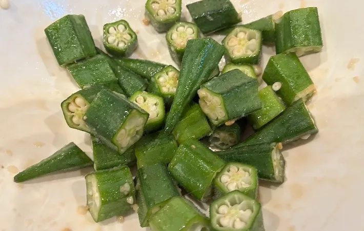 オクラに下味をつけた画像（撮影：エニママ）