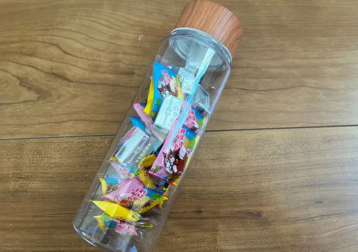 ラムネやキャンディを100均ボトルに収納した画像（撮影:エニママ）　