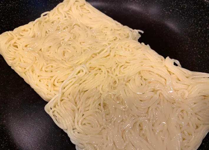 麺をフライパンに置いた画像（撮影：エニママ）