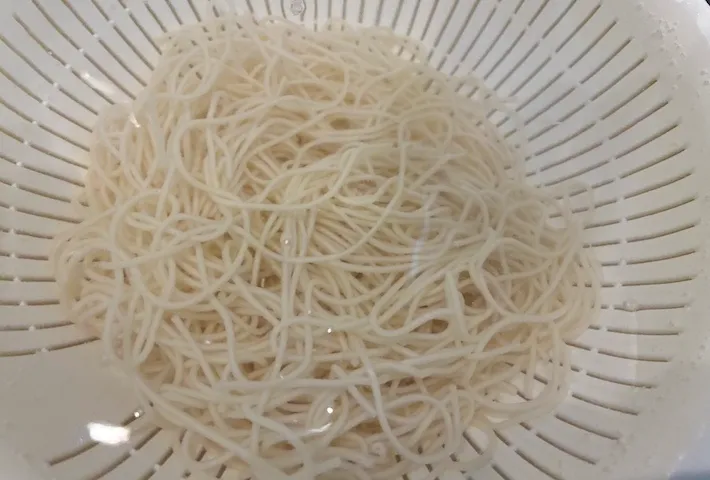茹でたそうめんを水につけて粗熱をとる画像（撮影：エニママ）