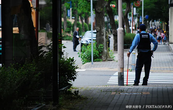 警察官と道路の写真