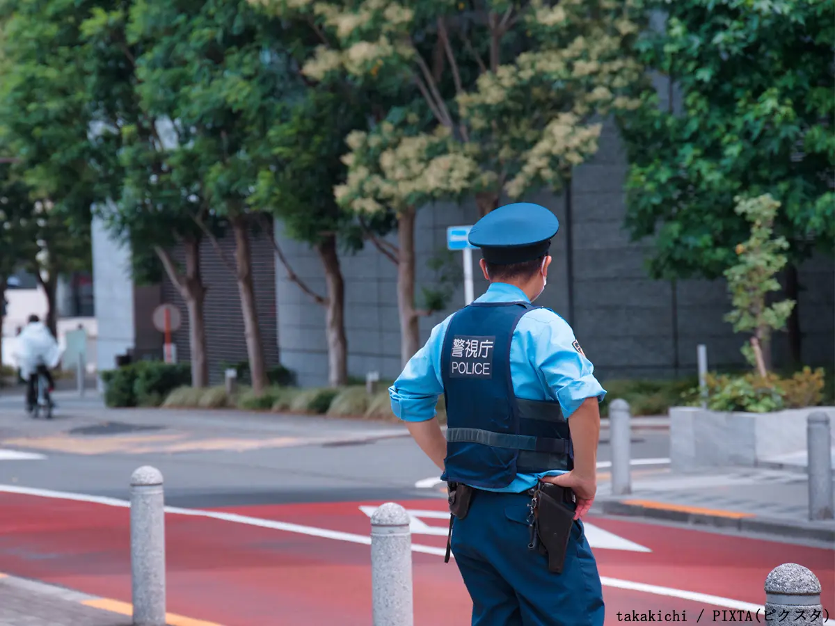交通違反を取り締まる警察の写真