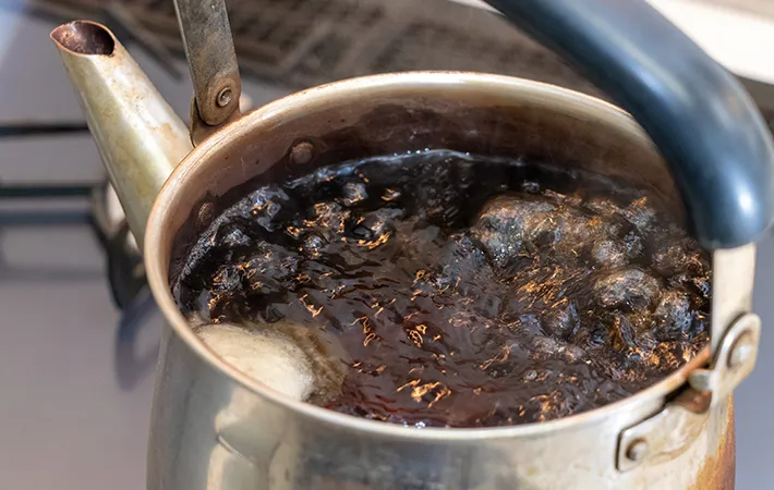 煮出した麦茶の写真