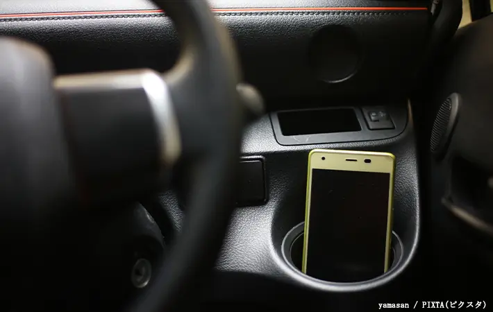 車にスマホを放置している写真