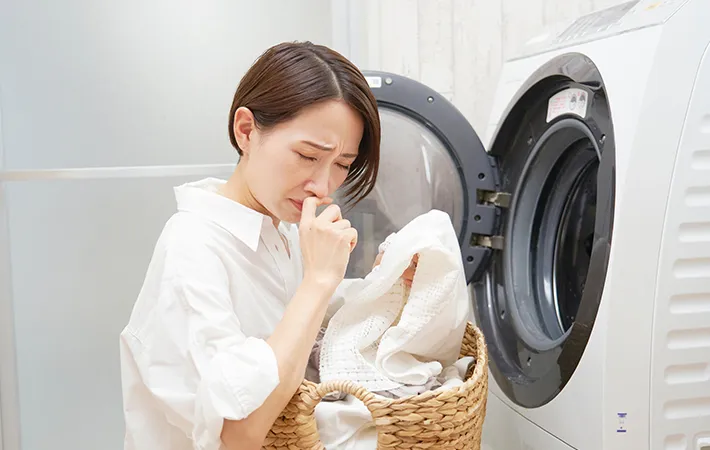 洗濯をする女性の写真
