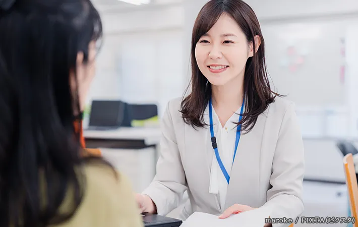 受付の女性の写真