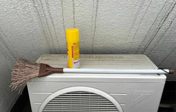 室外機の上にモノを置いている写真（’撮影：grapeライフハック編集部）