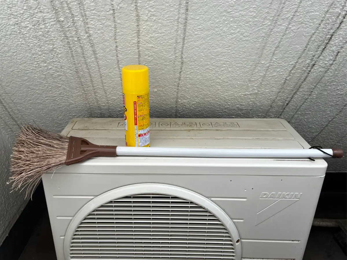 室外機にモノを置く写真（撮影：grapeライフハック編集部）