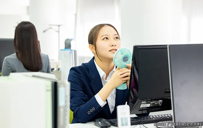 ハンディファンを持つ人の写真