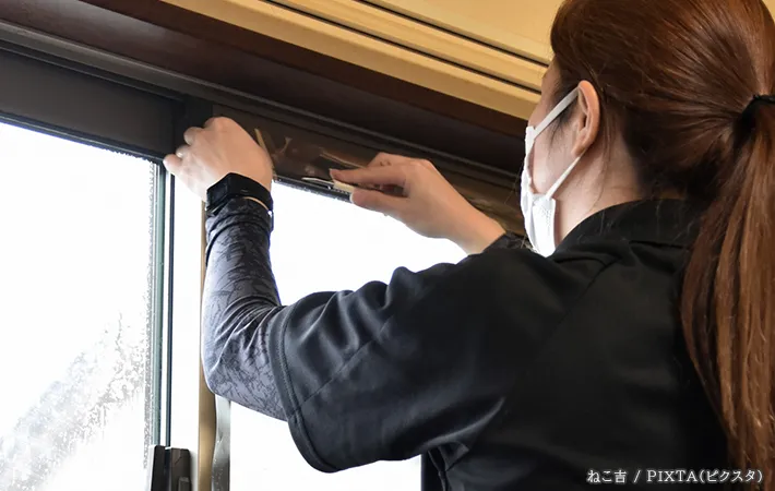 断熱シートを貼っている写真