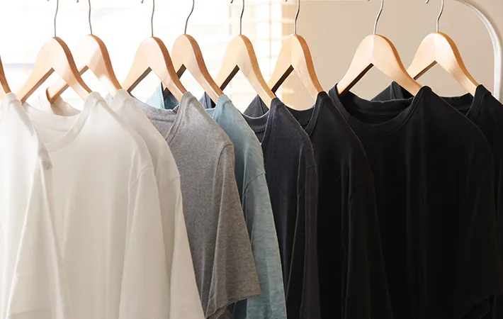 白と黒のTシャツの写真