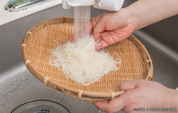 そうめんを洗う写真