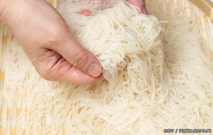 そうめんを洗う写真
