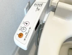 温水洗浄便座つきのトイレ（撮影：grapeライフハック編集部）
