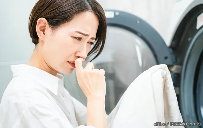 鼻をおさえる女性の写真