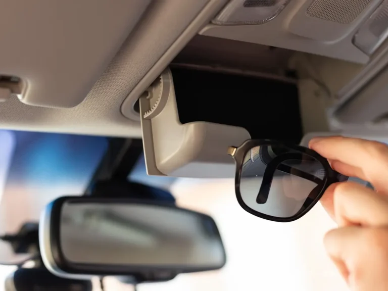 運転中にサングラスを取る写真