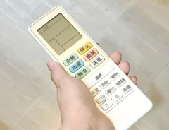 エアコンのリモコン（撮影：garpeライフハック編集部）