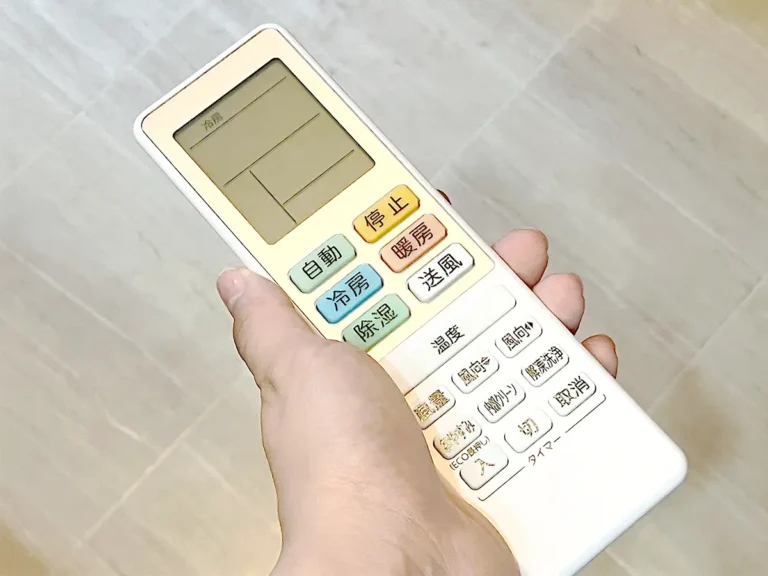 エアコンのリモコン（撮影：garpeライフハック編集部）
