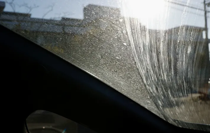 『車のフロントガラスの汚れ』の写真
