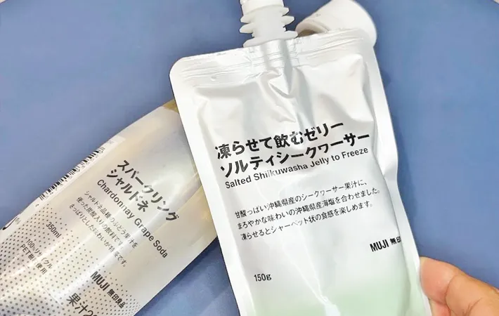 『無印良品 凍らせて飲むゼリーとスパークリングシャルドネ』の写真（撮影：キジカク）