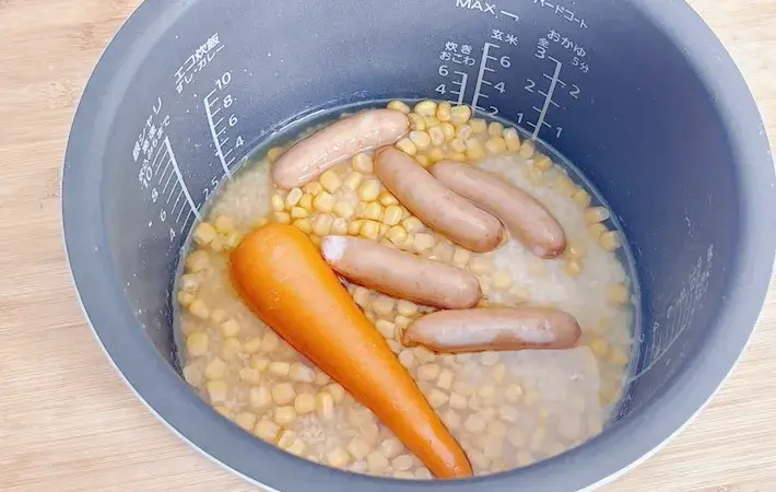 材料を全て炊飯器に入れた画像（撮影：キジカク）