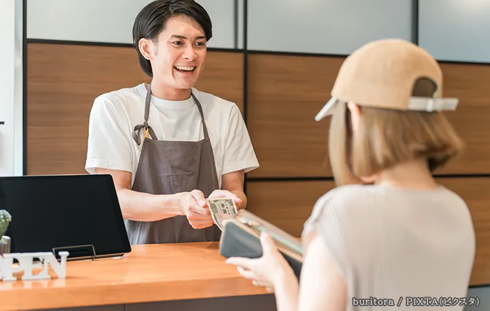 会計をする人の写真