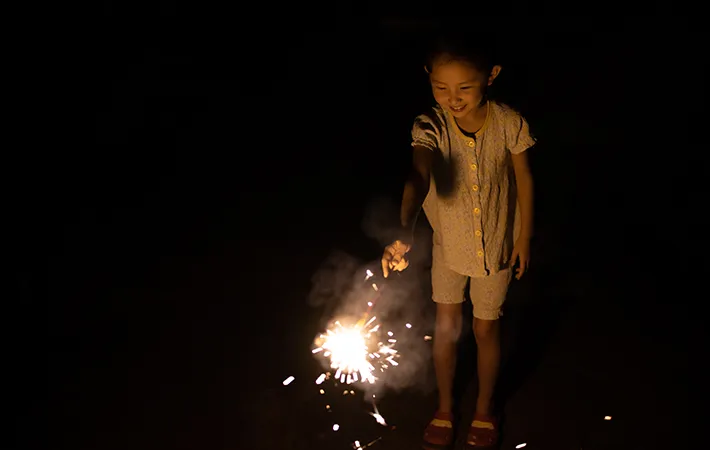 花火をする子供の写真
