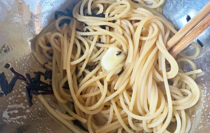 パスタを混ぜ合わせる画像（撮影：エニママ）
