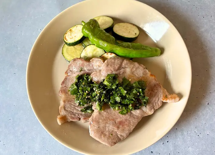 豚肉のローストに大葉ごま油ダレをのせた画像（撮影：エニママ）