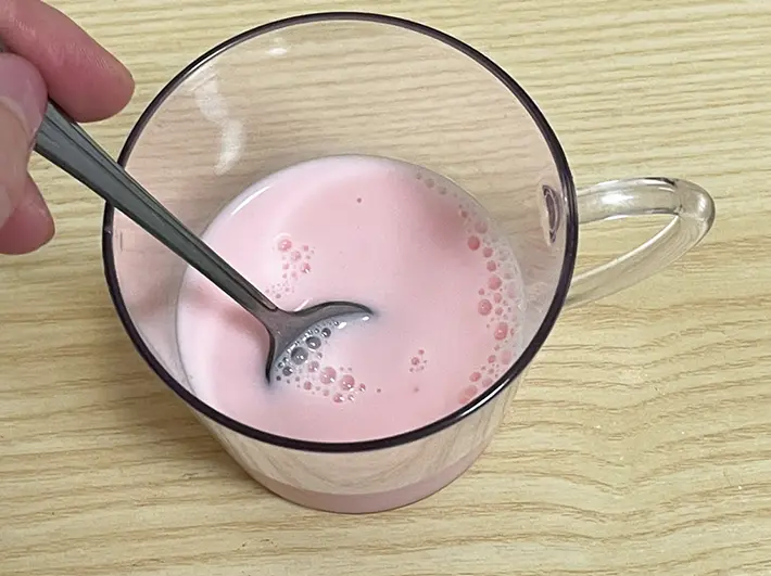 牛乳とかき氷シロップを混ぜる写真（撮影：grapeフード編集部）