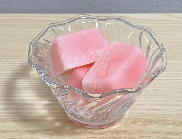 かき氷シロップと牛乳で作ったアイスの写真（撮影：grapeフード編集部）