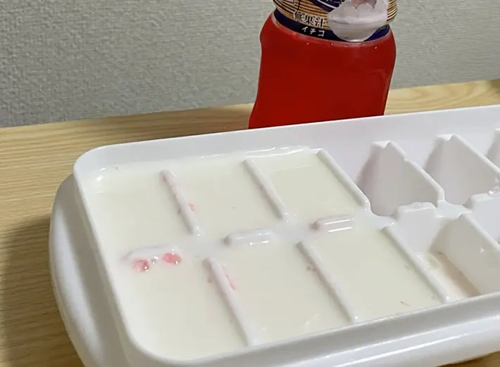 牛乳とかき氷シロップを製氷皿に入れた写真（撮影：grapeフード編集部）