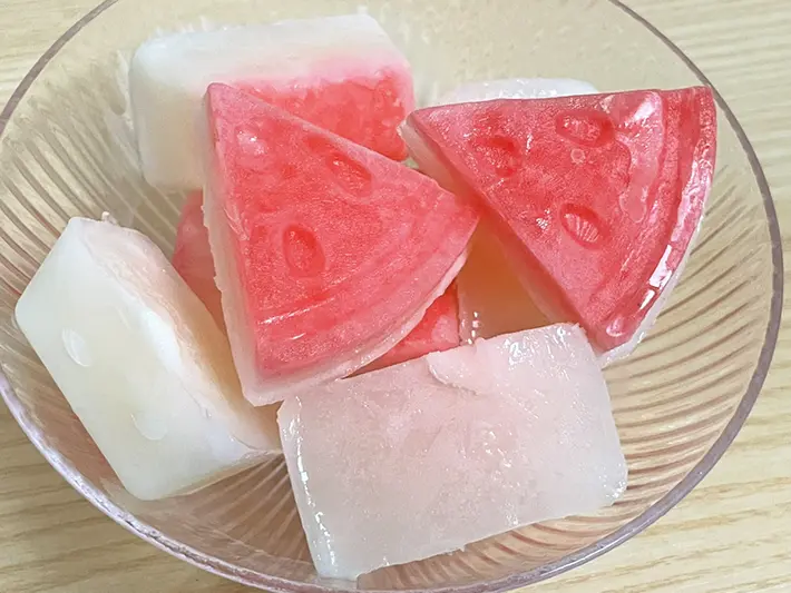 2層になった牛乳とかき氷シロップのアイスの写真（撮影：grapeフード編集部）