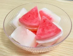 牛乳とかき氷シロップのアイスの写真（撮影：grapeフード編集部）