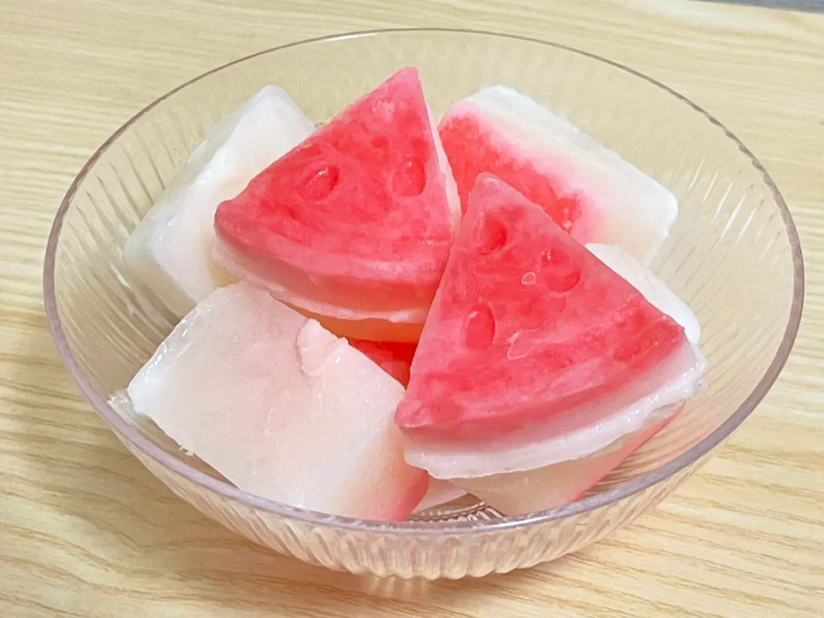 牛乳とかき氷シロップのアイスの写真（撮影：grapeフード編集部）