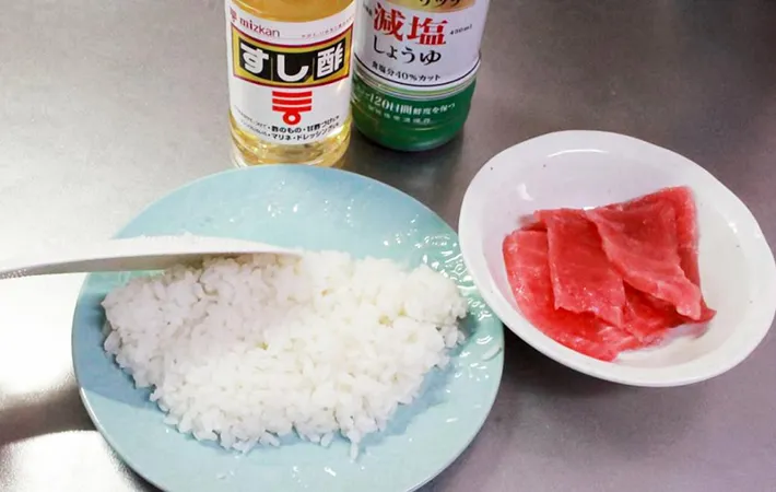 すし飯を盛り付けている画像（撮影：キジカク）