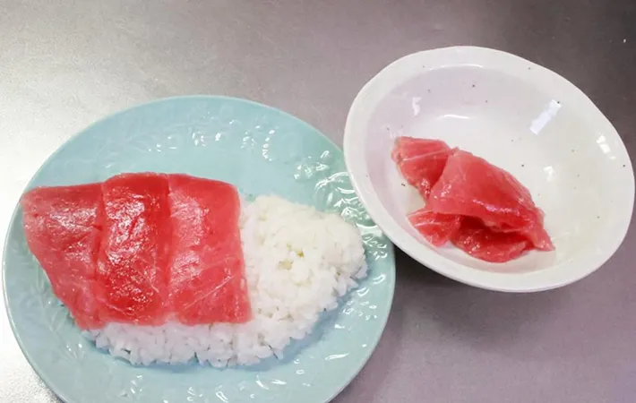 マグロを盛り付けた画像（撮影：キジカク）