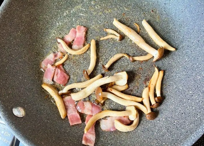 フライパンで具材を炒める画像（撮影：エニママ）
